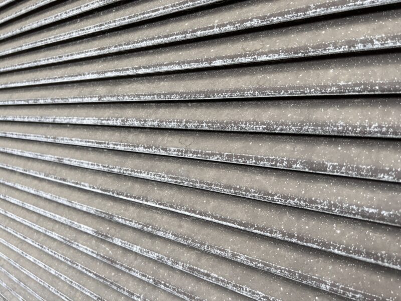 戸袋の施工前のお写真です。<br />雨風にさらされ、サビつき退色も進んでいる状態です。