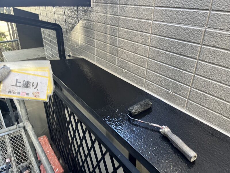 ひさしの上塗りの様子です。