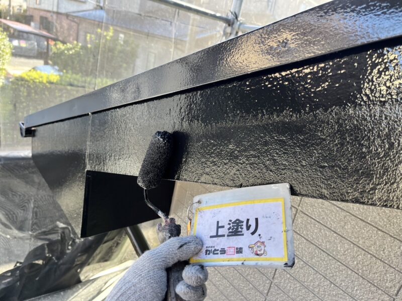 破風の上塗りの様子です。