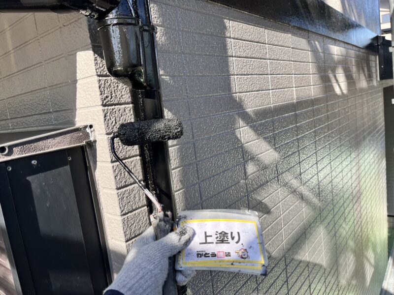 雨樋の上塗りの様子です。