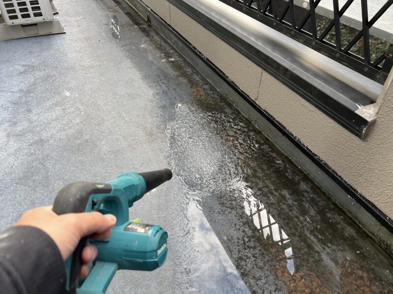 雨漏り箇所であるバルコニーの防水工事をおこないます。<br />今回は、密着工法という工期も短く、コストパフォーマンスに優れたやり方で進めていきます。