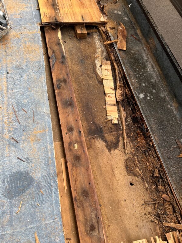 長年の雨漏りにより、腐食が進みボロボロになっています。