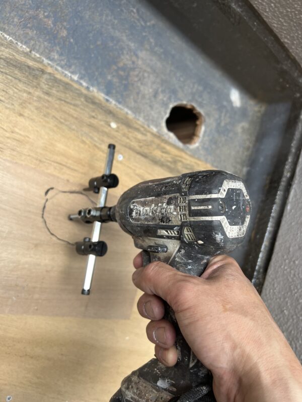 新しくバルコニーの排水口を新設します。