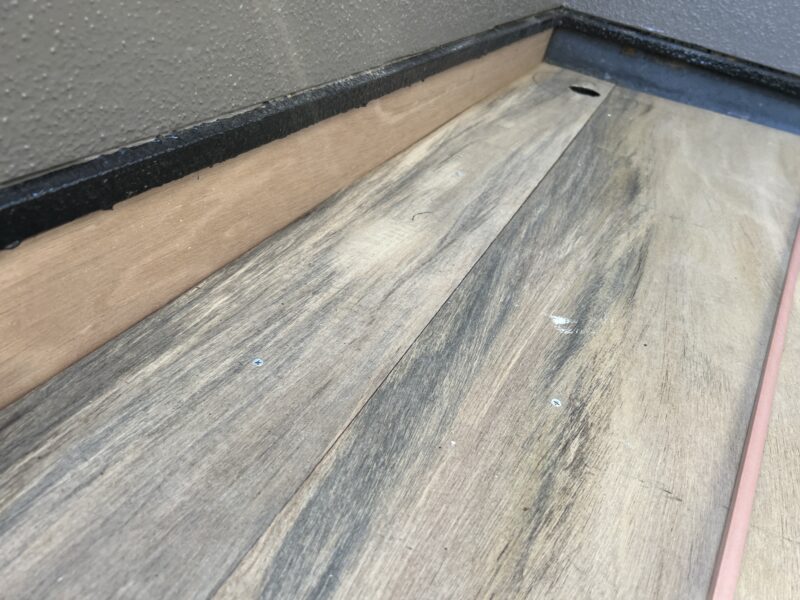 バルコニーの土台部分は綺麗になりました。