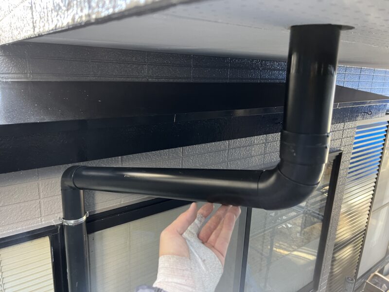 竪樋のお写真です。<br />ベランダから地上に伸ばす形で設置します。