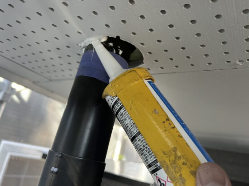 シーリング材を充填し穴を塞ぎます。