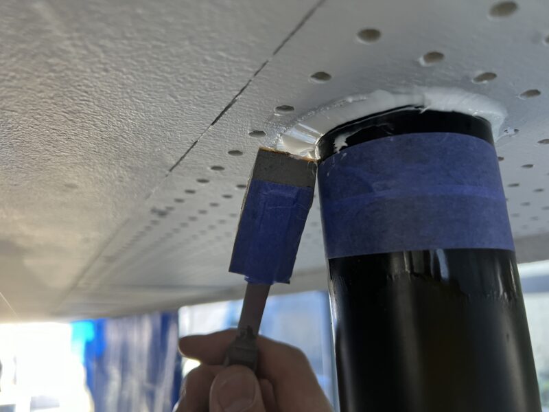 ヘラで押さえ密着、継ぎ目部分も丁寧に施工していきます。