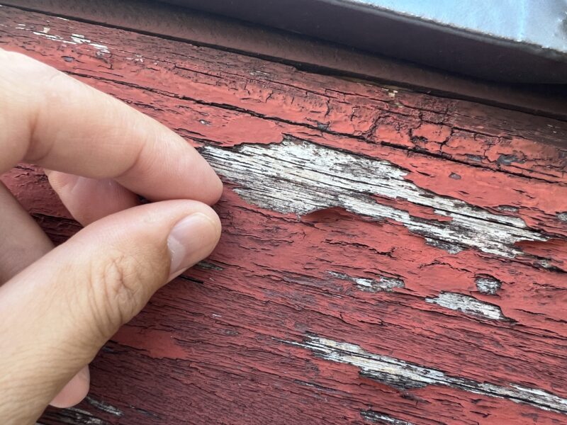 木部は劣化し、剥がれが発生しています。<br />木材が持つ調湿作用で、塗装した塗膜の剥がれなどを引き起こします。