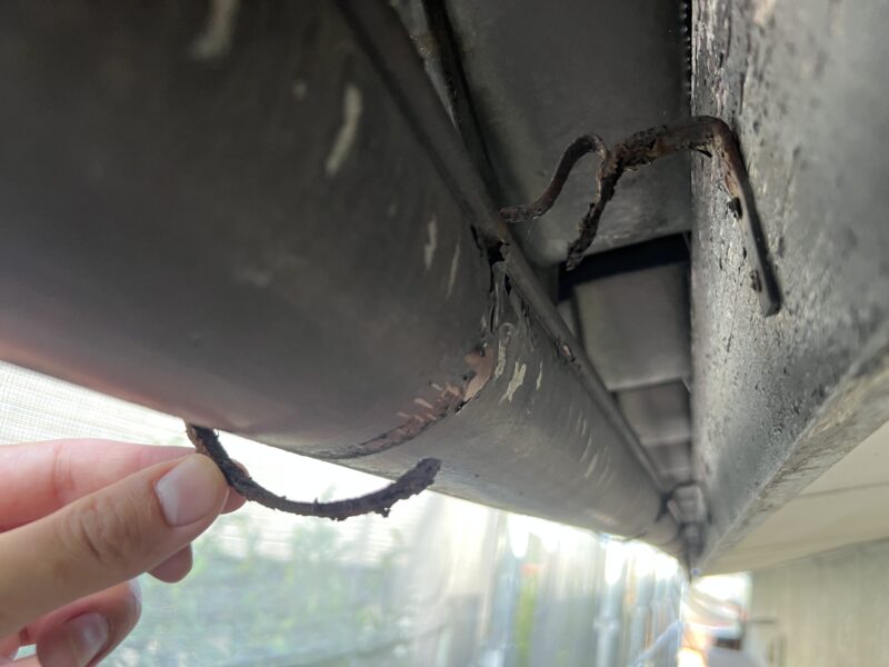 樋持ちの施工前のお写真です。<br />金具部分がサビ、腐れ取れてしまっています。