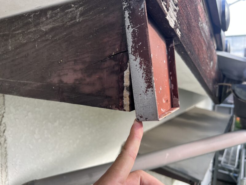 桁鼻の施工前のお写真です。<br />経年劣化により外れかかっています。