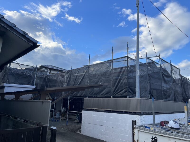 足場を組み立てました。黒いメッシュシートは防犯性にも優れています。
