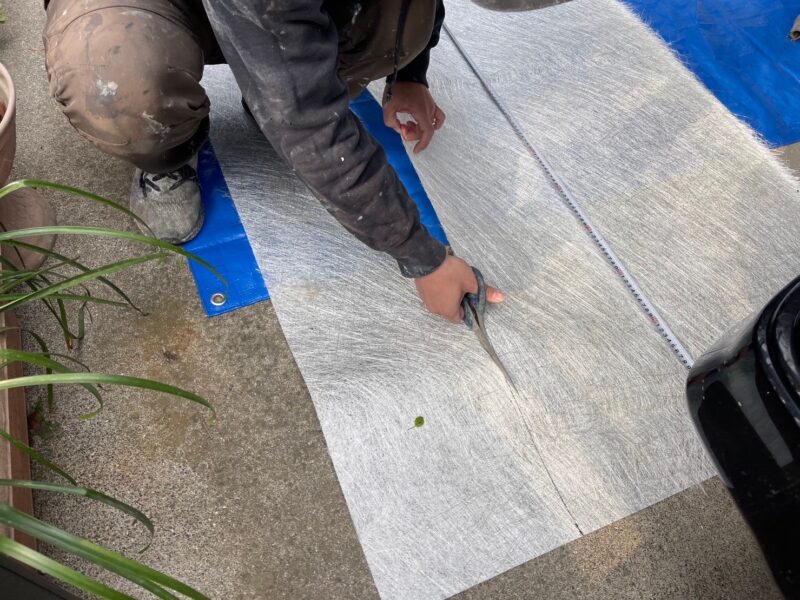 これから下地と防水層の間に貼るメッシュシートをカットしていきます。