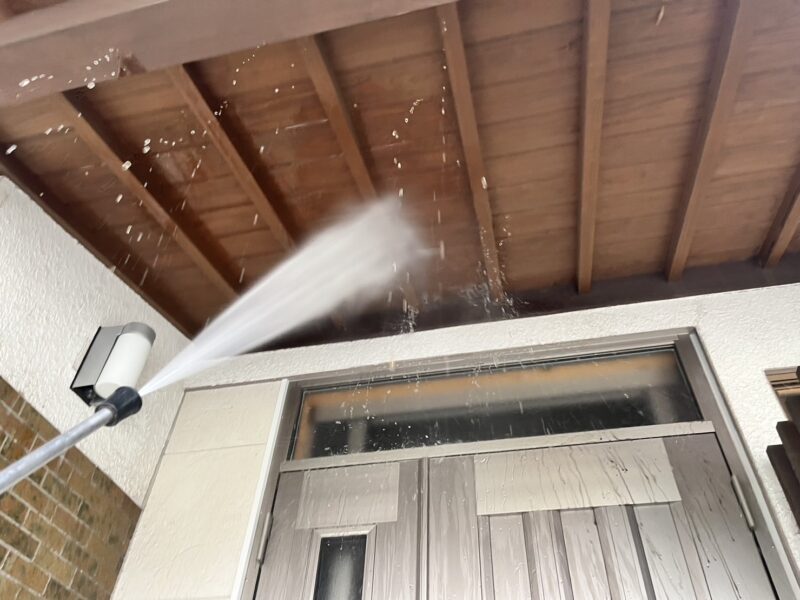 建材を傷つけずに汚れだけ落としていきます。