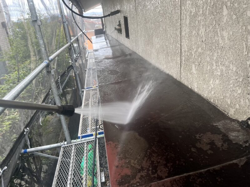 ひさしの高圧洗浄の様子です。<br />コケや藻をしっかり取り除き塗料の付着が良くなるように、丁寧に洗浄していきます。