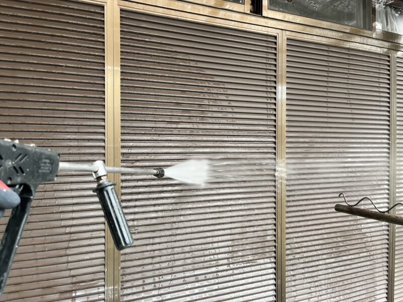 雨戸の高圧洗浄の様子です。<br />