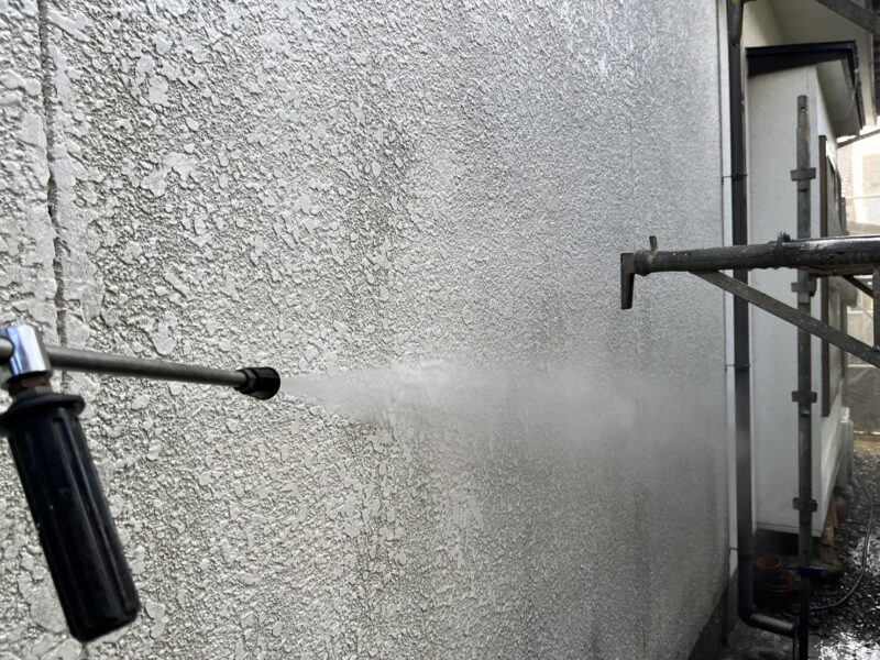 外壁の高圧洗浄の様子です。高圧洗浄をしっかり行うことで、塗料をより外壁材に密着させることができ、住まいの美観を長持ちさせることができます。