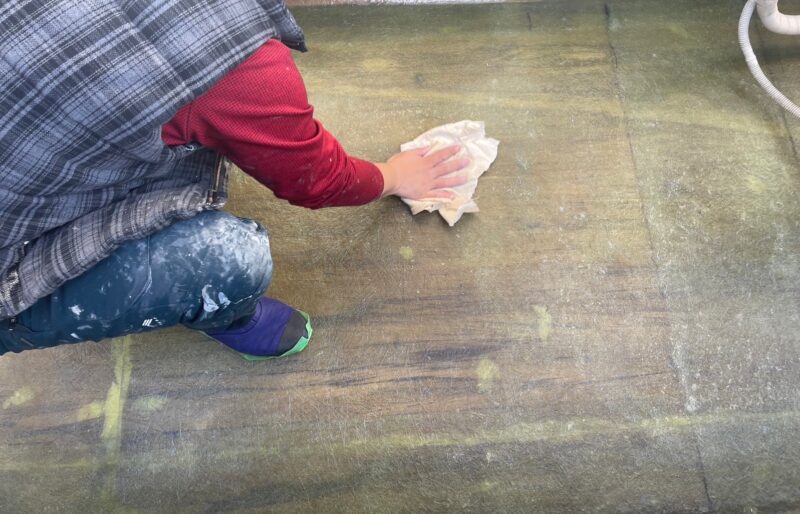 乾燥後にケレンを行い、アセトンで拭き取りします。