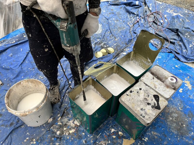 外壁下塗りで使用している微弾性タイプの塗料「リメークプラ」です。<br />