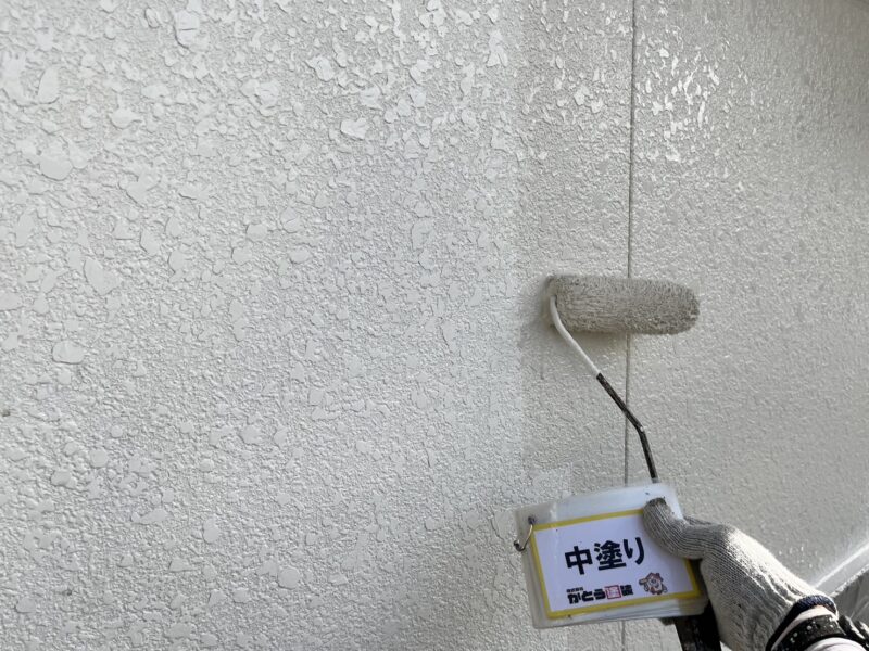 外壁の中塗りの様子です。下塗り同様、均一に仕上げていきます。