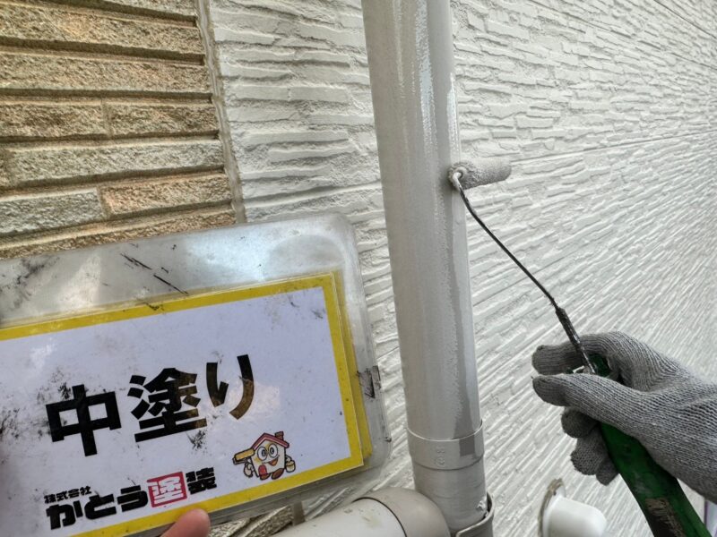 雨樋の中塗りの様子です。