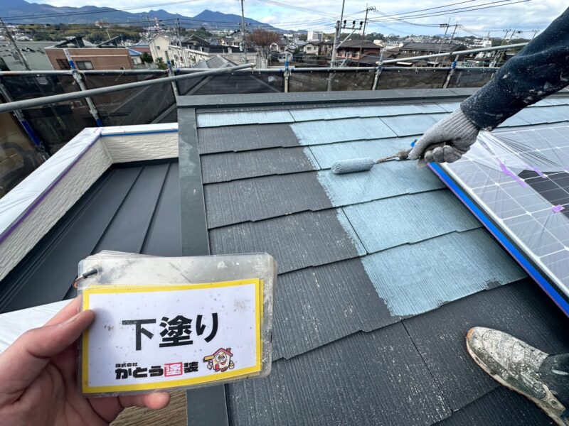 下塗りの様子です。<br />これから塗っていく塗料の塗りムラが起きないように、丁寧に塗ることを心がけています。