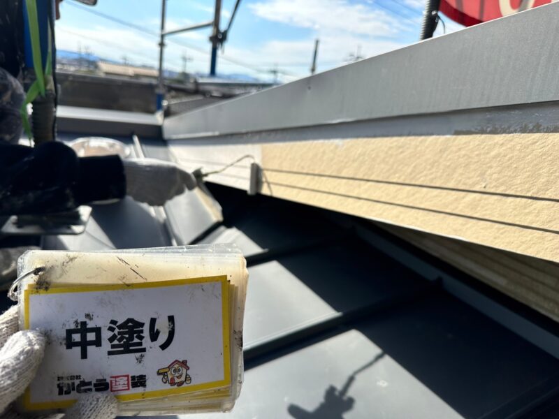 破風板の中塗りの様子です。