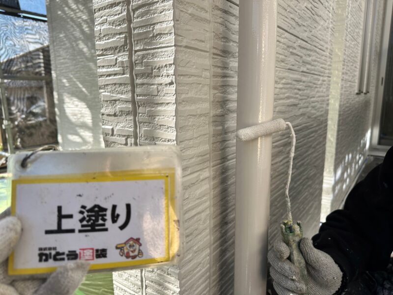 雨樋の上塗りの様子です。<br />使用塗料はフッ素4Fで、非常に高耐久の塗料になります。<br />弊社では屋根、外壁以外にもこだわり塗装してます。