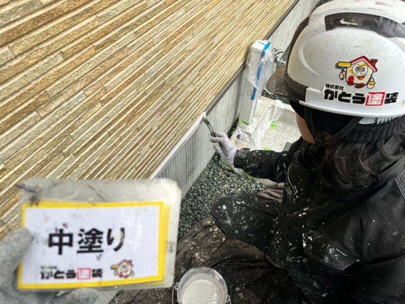 土台水切りの中塗りの様子です。<br />