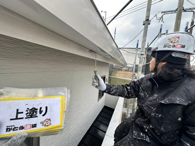 鼻隠しの上塗りの様子です。<br />細かなところまで丁寧に塗装します。