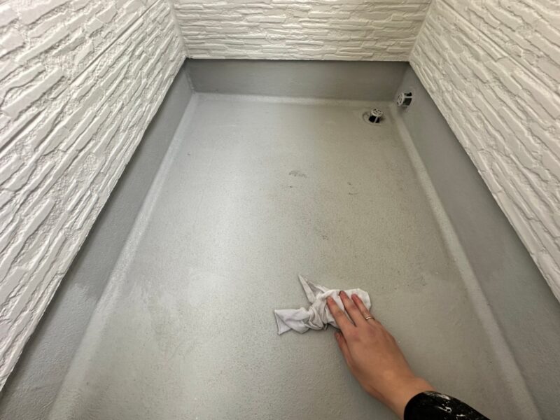 バルコニーの清掃の様子です。<br />ケレンをすると油が出て、密着不良を起こす可能性があるので、アセトンで拭き取ります。