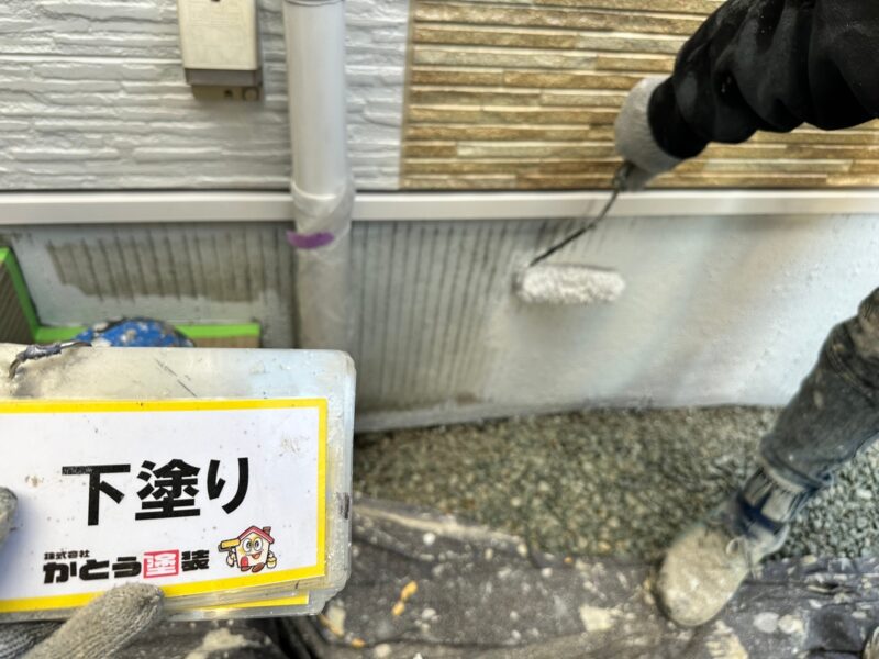 基礎のはばきの下塗りの様子です。<br />基礎通気を妨げない塗料を使用しています。