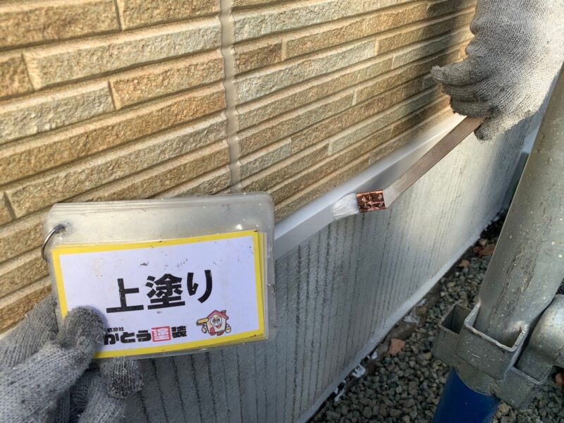 土台水切りの上塗りの様子です。