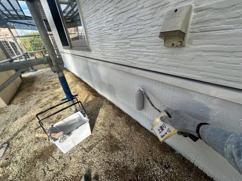 基礎のはばきの上塗りの様子です。<br />外壁や屋根の塗料などをはばきに塗装すると膨れてくるので、塗装の際にはしっかりとした知識も必要です。