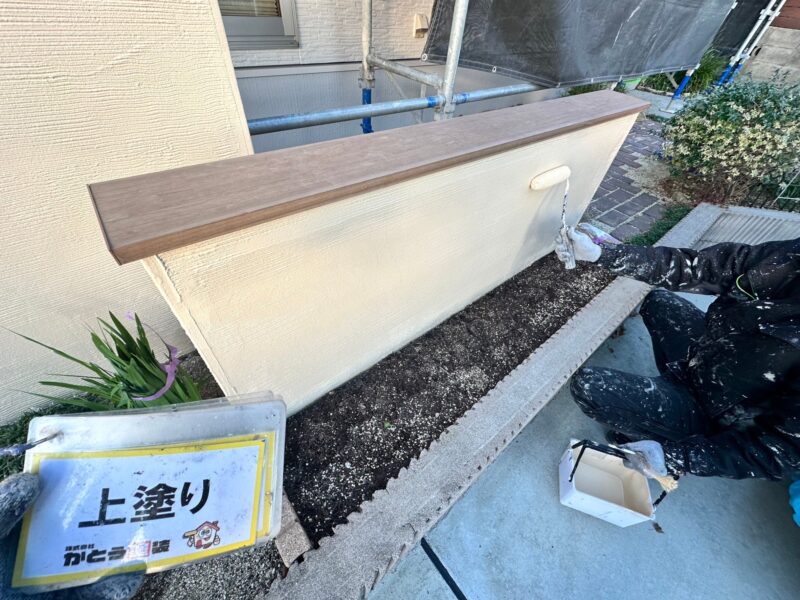 塀の上塗りの様子です。<br />屋根や外壁同様、高耐久の塗料を使用しています。