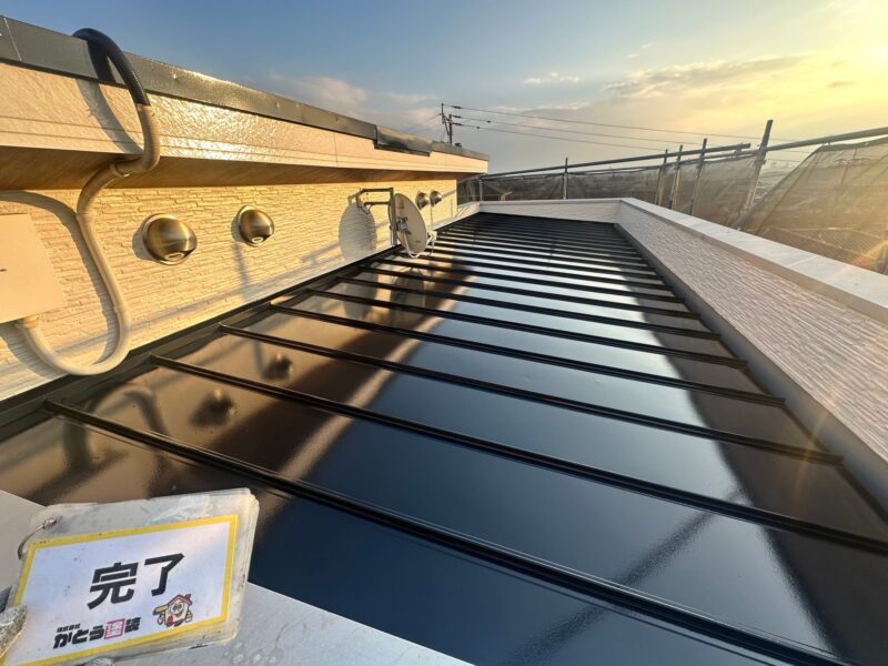 施工後の屋根のお写真です。<br />艶が出たことによって、ガルバリウムの魅力でもある、シャープでスタイリッシュな雰囲気の屋根に仕上がりました。<br />