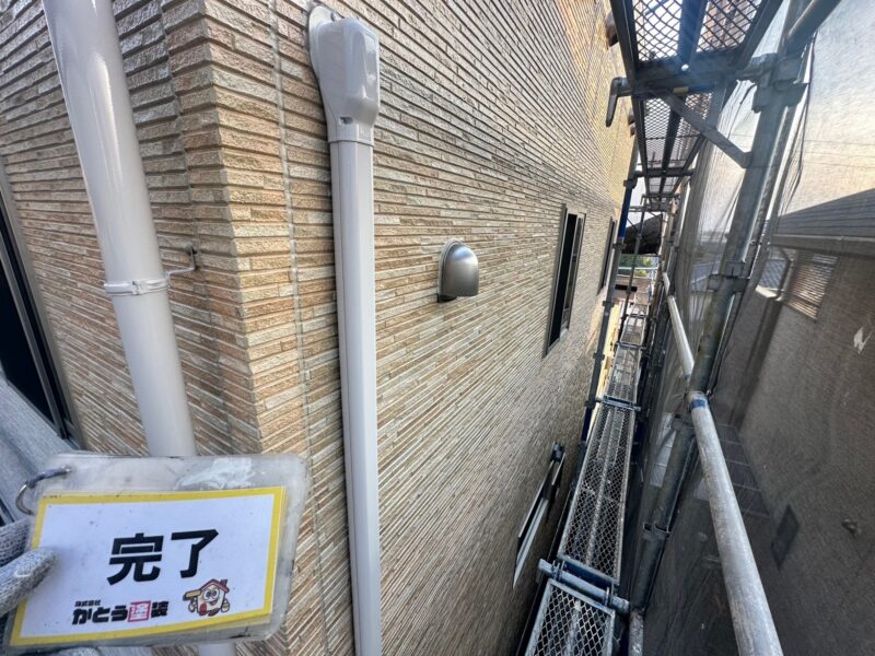 施工後の外壁のお写真です。<br />雨樋も落ち着いたカラーで、お家全体の雰囲気と合っています。