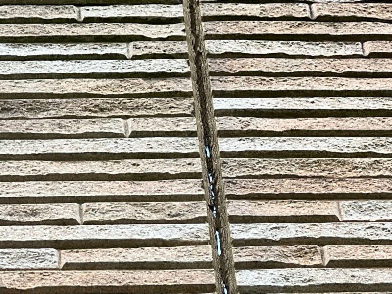 施工前の外壁のお写真です。<br />築年数が浅いので、そんなに汚れは目立ちませんが、シーリングが傷んでいました。