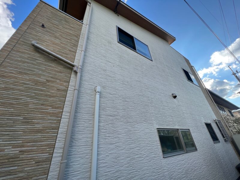 下からのアングルのお写真です。<br />日の当たらない北側の白い外壁は、うっすらと汚れていました。