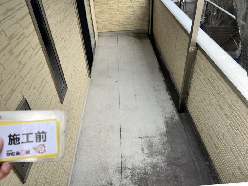 施工前のバルコニーのお写真です。<br />雨風にさらされやすい箇所で、黒く汚れていました。