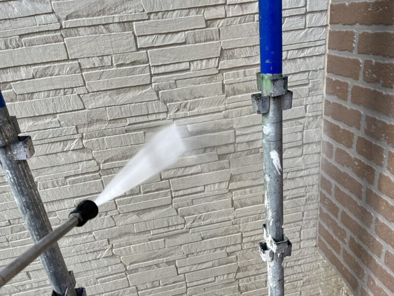 外壁の高圧洗浄の様子です。<br />汚れをしっかり取り除き、塗料の付着が良くなるように丁寧に洗いあげていきます。