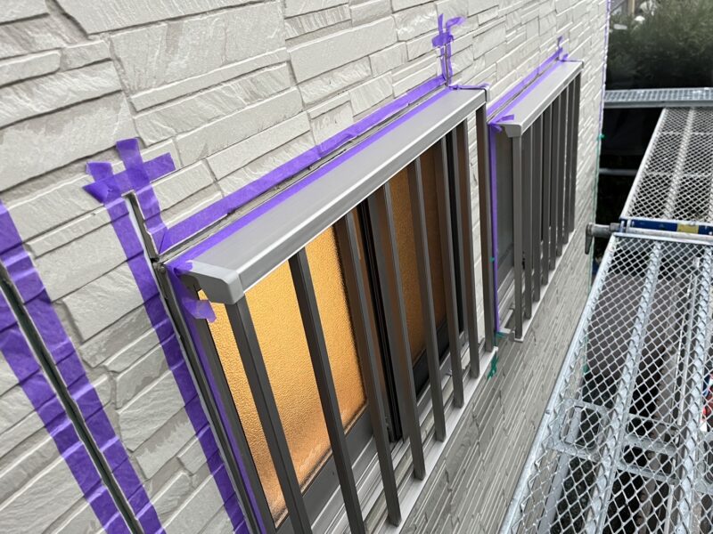 シーリング工事前の養生の様子です。