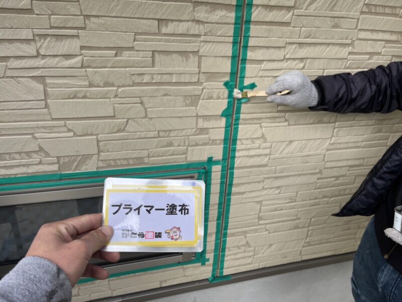 目地に下塗り材のシーリングプライマーを塗布していきます。