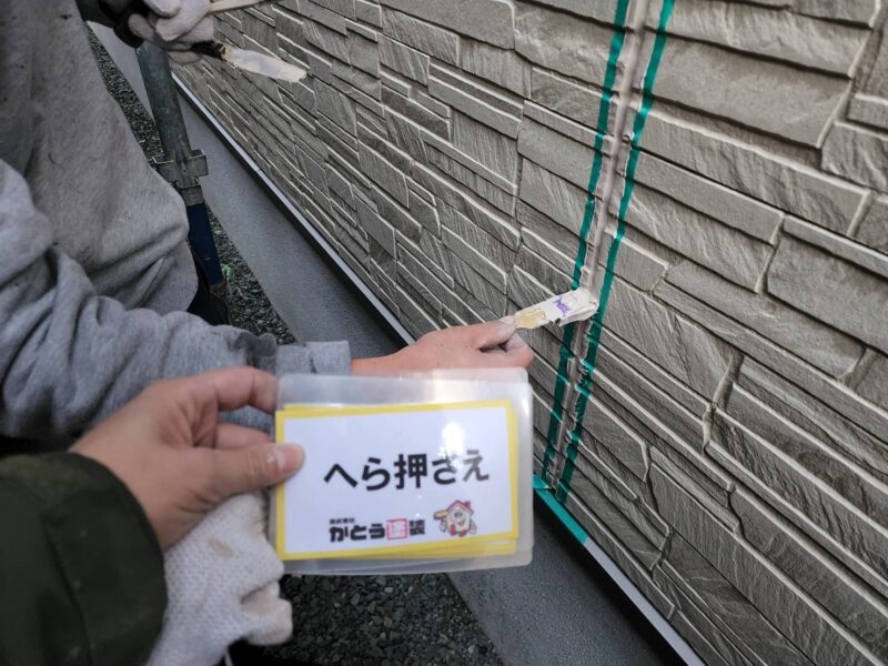 専用のヘラで押し込んでいきます。<br />中に空気を入れず、側面への密着を高めるための重要な作業です。