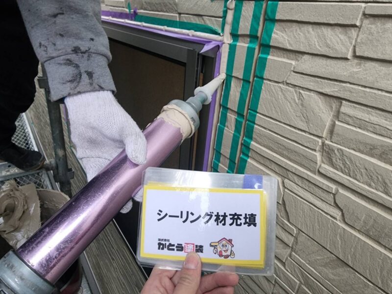 目地にシーリング材を充填していきます。