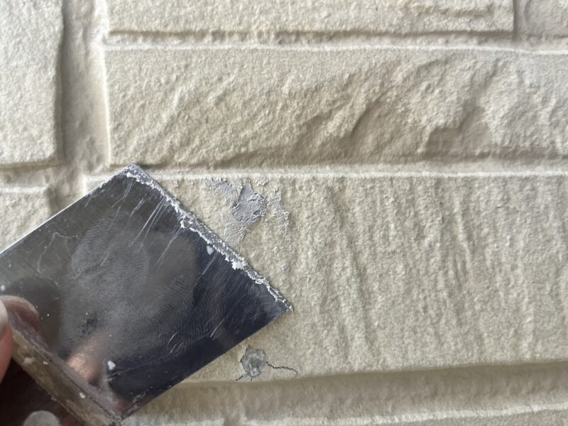 表札がついていた穴をキレイに埋めていきます。