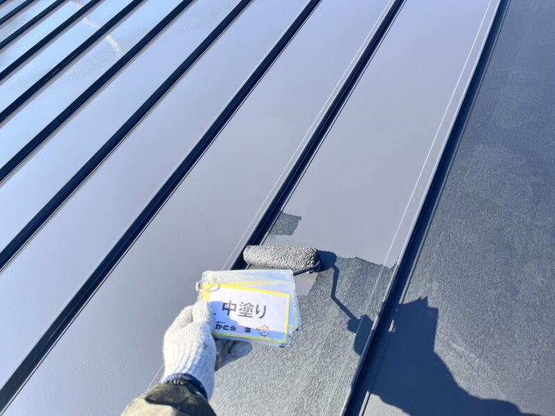 中塗りの様子です。<br />これから塗っていく塗料の塗りムラが起きないように、丁寧に塗ることを心がけています。