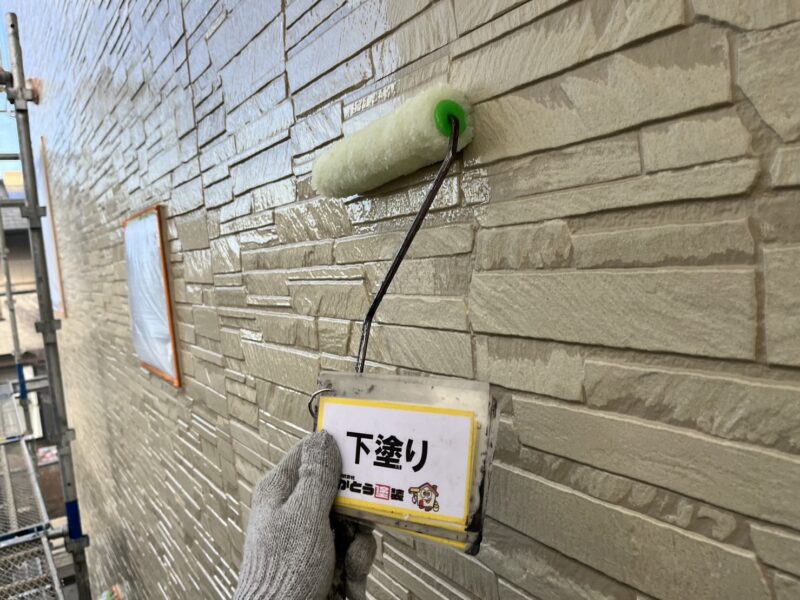 下塗りの様子です。<br />塗ったすぐは、ギラギラしていますが乾くと落ち着いた艶になります。