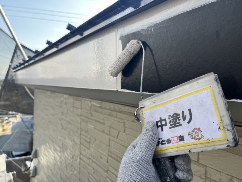 破風板の中塗りの様子です。<br />今回は黒からベージュがかった明るいグレーで仕上げていきます。