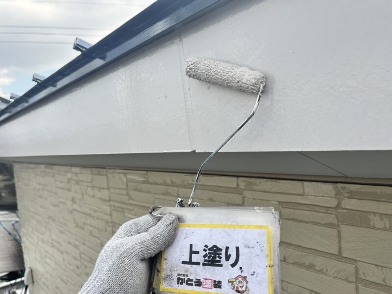 破風板の上塗りの様子です。