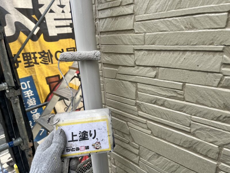 雨樋の上塗りの様子です。